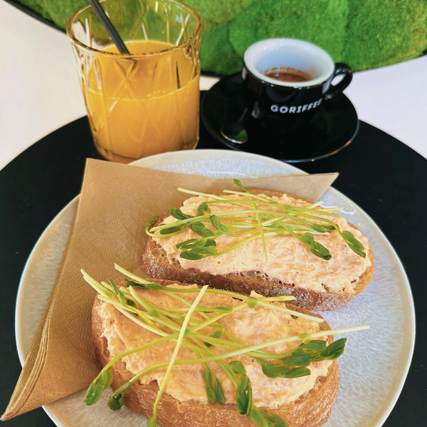 moment caffe kvaskovy chlieb s tuniakovou pomazankou